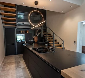 Cuisine équipée Siematic et VZUG. Suspension Flos.
Maison de luxe et design.