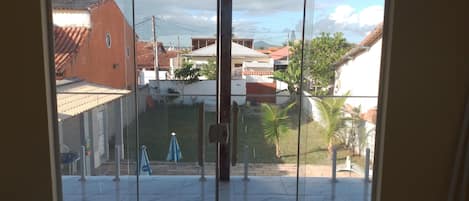 Vista da piscina e terreno da residência. Privativo 