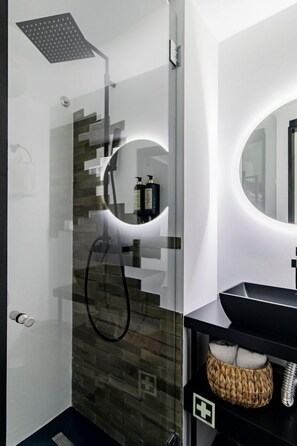 Modern bathroom with a spacious shower, sink and toilet. Towels and hairdryer included! #bathroom #modern #spacious