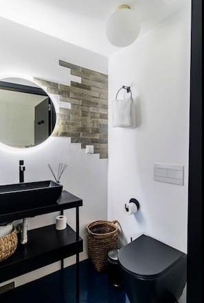 Modern bathroom with a spacious shower, sink and toilet. Towels and hairdryer included! #bathroom #modern #spacious