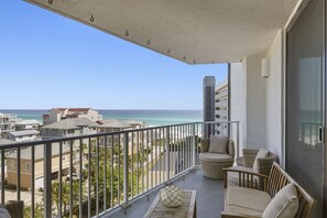 22-Mainsail-362-Balcony