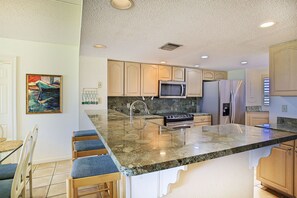 21-Edgewater-204-Kitchen