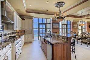 21-Majestic-Sun-Penthouse-1200-Kitchen-Alt