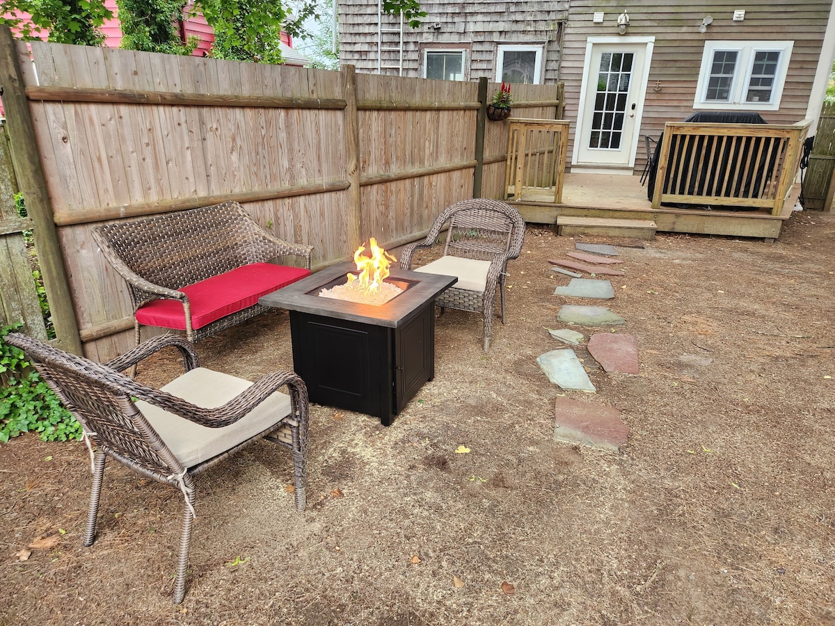 Marblehead Oasis (3-Bedroom Townhouse) – Pets Allowed by RedAwning