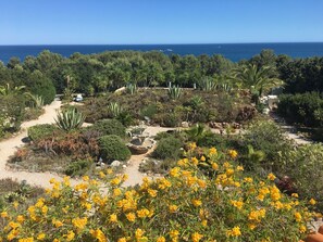 Vista para o jardim e vista para o mar a partir do piso superior