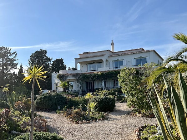 Jardim mediterrânico bem cuidado com caminhos que o atravessam