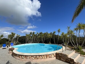 Piscina comunitaria bajo las palmeras Yukka