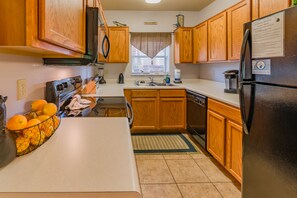 Fully stocked kitchen - Stove, Microwave, Fridge, dishwasher, cooking utensils