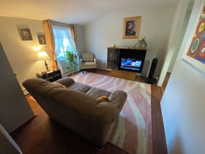 Living room with 32” tv and free Netflix .