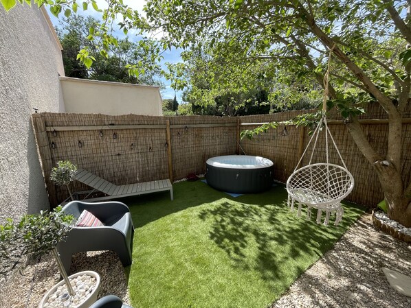 Jardin avec spa et mobilier extérieur