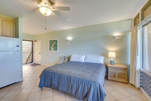 Studio | Queen Bed | Linens & Towels