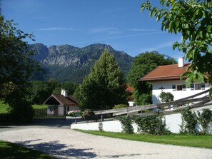 Blick auf das Lattengebirge mit der schlafenden Hex