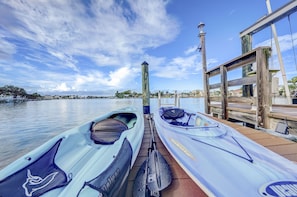 Kayak into serenity on our floating dock as you embrace the beauty of the Intercoastal. Dolphins and manatees await your visit! 🚣‍♀️🐬🌴 #AlohaParadiseIRB
