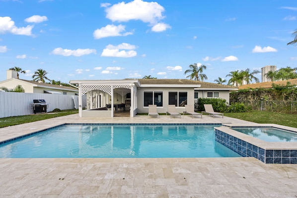  This photo shows the pool without the pool fence to show the size of the pool and spa clearly. Pool fence must remain up when renting this home as per regulations.