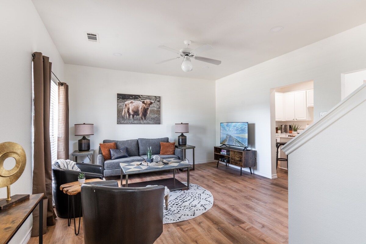 Now Available! Beautiful 3/2.5 Home in Frisco!