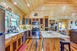 Kitchen | Breakfast Bar