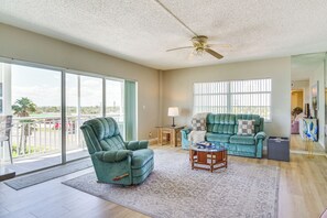 Living Room | Sleeper Sofa | Smart TV | Free WiFi