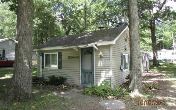 Cozy cabin nestled in the woods close to Bertha Lake.