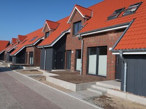 Eigentum, Fenster, Gebäude, Strassenbelag, Holz, Asphalt, Himmel, Backstein, Mauerwerk, Haus