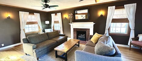 Sunny and spacious living room 