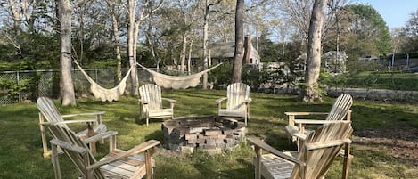 Relax on the hammocks, lit a fire, have a conversation, roast s'mores....