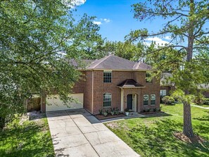 Beautiful home in quite North Houston suburb. Close to Sam Houston Racepark.