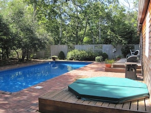 4 poolside loungers + large umbrella available; outdoor table that can seat 4-6
