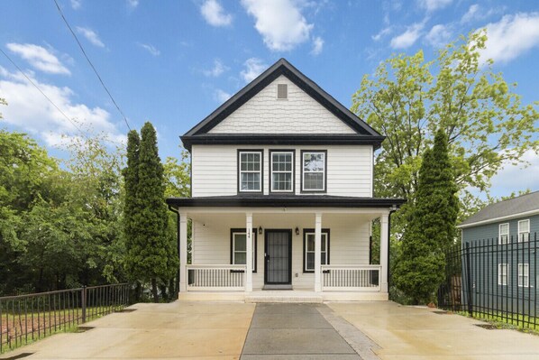 Step into your new residence! This delightful two-story home features a beautifully landscaped front yard, an expansive porch, and a comfortable interior, creating an ideal space for unwinding and hosting visitors. Secure this wonderful rental home today!