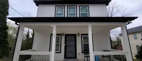 Step into your new residence! This delightful two-story home features a beautifully landscaped front yard, an expansive porch, and a comfortable interior, creating an ideal space for unwinding and hosting visitors. Secure this wonderful rental home today!