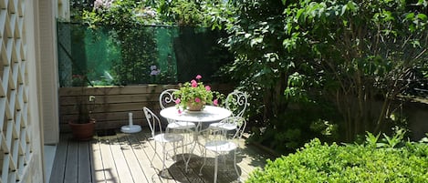 1ere terrasse de plain pied avec le salon et la cuisine