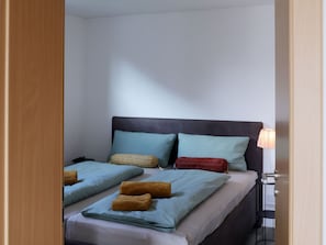 Schlafzimmer 1 (Fenster Richtung Westen)