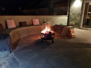 firepit & seating area