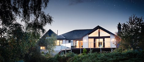 Coorie Lodge at night under the stars