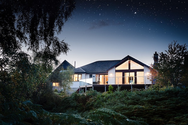 Coorie Lodge at night under the stars