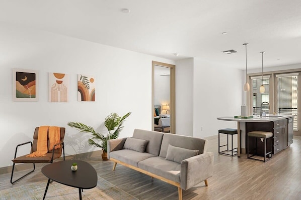Luxury 2BR CozySuites on the Town Lake waterfront!