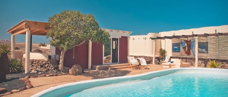 Der Bungalow Fuego am Pool der Surf & Yoga Villa