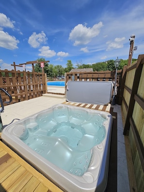 New Hot Tub! Relax & enjoy for up to 8 people!