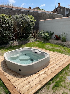 Outdoor spa tub