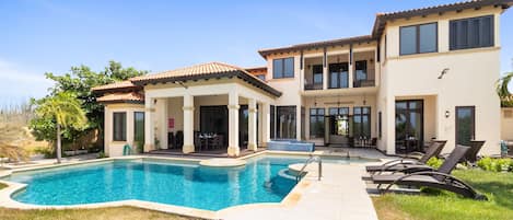 Villa with private pool and jacuzzi
