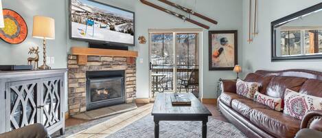 Bear Hollow Lodge 1401: A cozy, comfy design and a classic stone fireplace. With a flawless central Park City location that keeps you close to downtown as well as the ski slopes.
