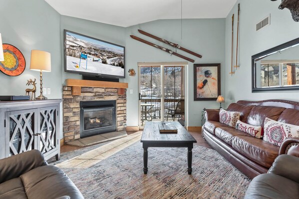 Bear Hollow Lodge 1401: A cozy, comfy design and a classic stone fireplace. With a flawless central Park City location that keeps you close to downtown as well as the ski slopes.