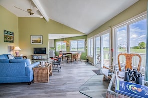 Open living space with lots of light and expansive views