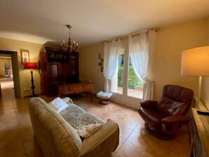 Petit Salon se trouvant entre la pièce de vie et la chambre du rez de chaussée.