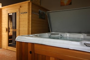 Indoor spa tub