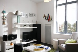 Le salon avec écran plat 0.80m