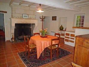 Espace salle à manger avec cheminée