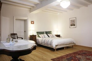Chambre "Rose" en rez de Chaussée. Grand lit en 160 et canapé-convertible en 120