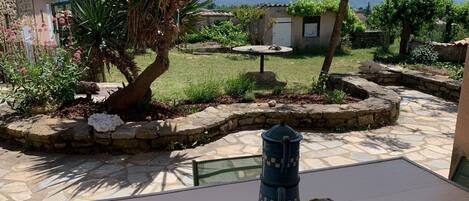 terrasse abritée avec vue sur une partie du jardin 