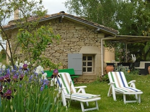 Jardin avec transats