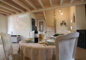 Pièce de vie coin repas